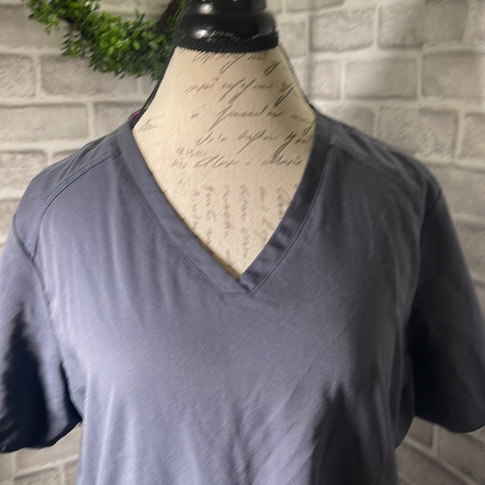 Med couture scrub top 1 minor flaw - Picture 6 of 12